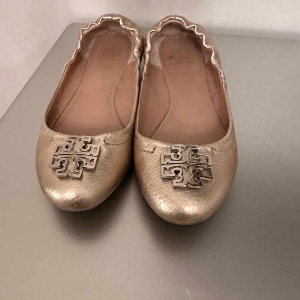 A beautiful, stunning Tory Burch, gold flats